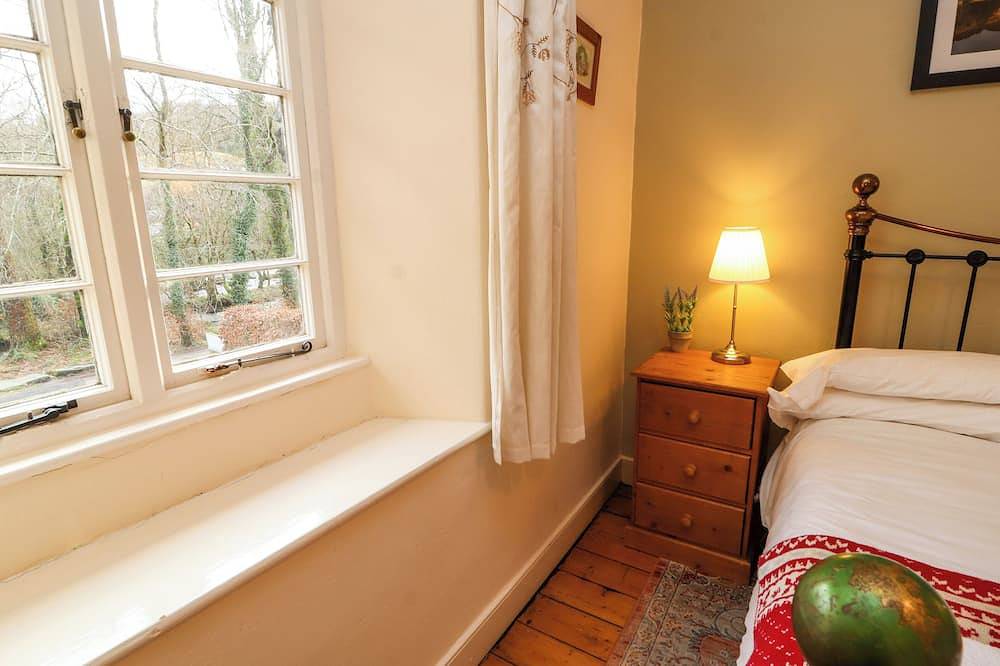 Ednas Cottage, with a garden in Skelwith Bridge in Skelwith Bridge, Lake District