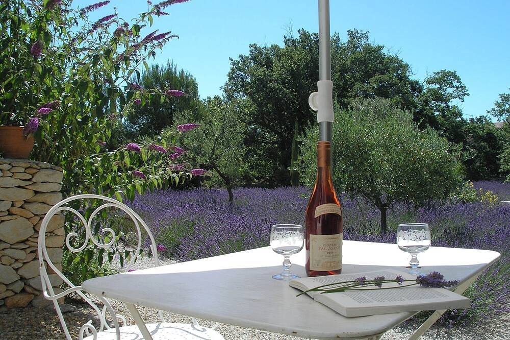 Le Clos des Lavandes-Charme double climatisée Cigale-Terrasse-Lacoste Luberon in Lacoste, Parc naturel régional du Luberon