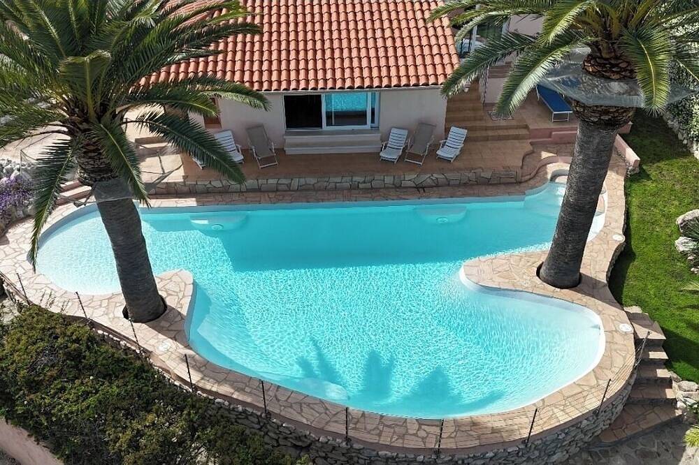 Villa Nea, para 11 personas, piscina, terraza panorámica, a 70 mt de la playa in Maladroxia, Isla de Sant'Antioco