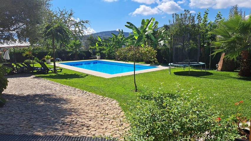 Location de vacances pour 4 personnes, avec piscine ainsi que vue et jardin dans Pedraça - 4