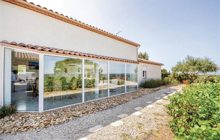 Amplio apartamento con parking, piscina y WiFi cerca de Poulx in Poulx, Region de Nimes