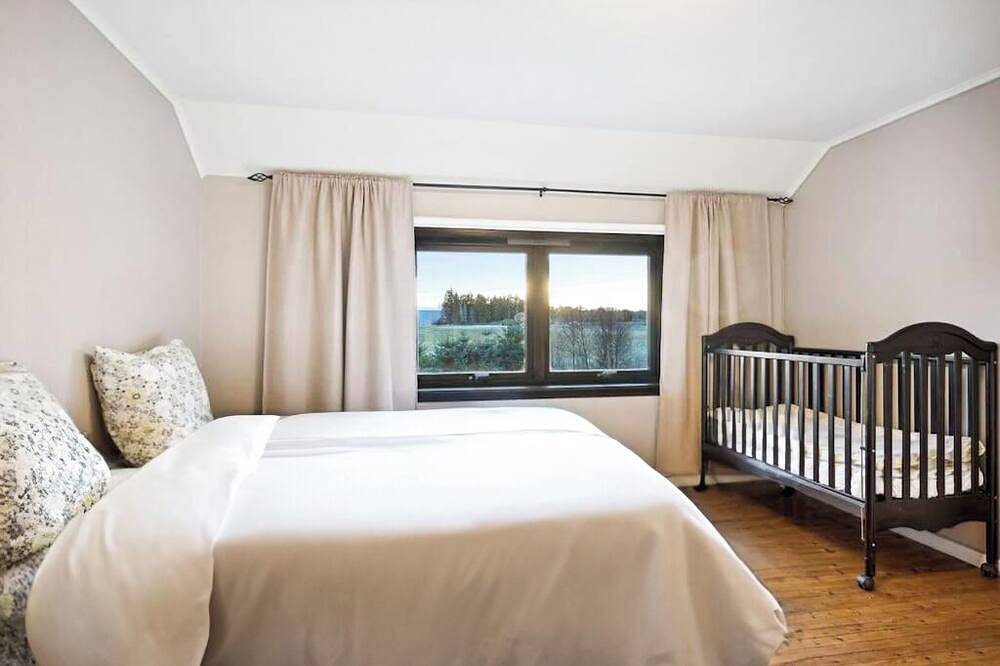 Island Getaway: Sea and Mountain Views in Sandøy, Nördliches Fjordnorwegen