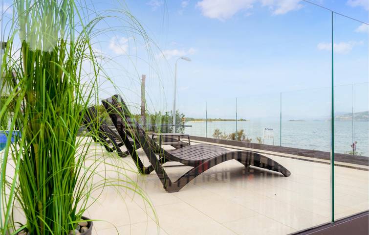 Location de vacances pour 10 personnes, avec terrasse ainsi que piscine et sauna à Drače - 4