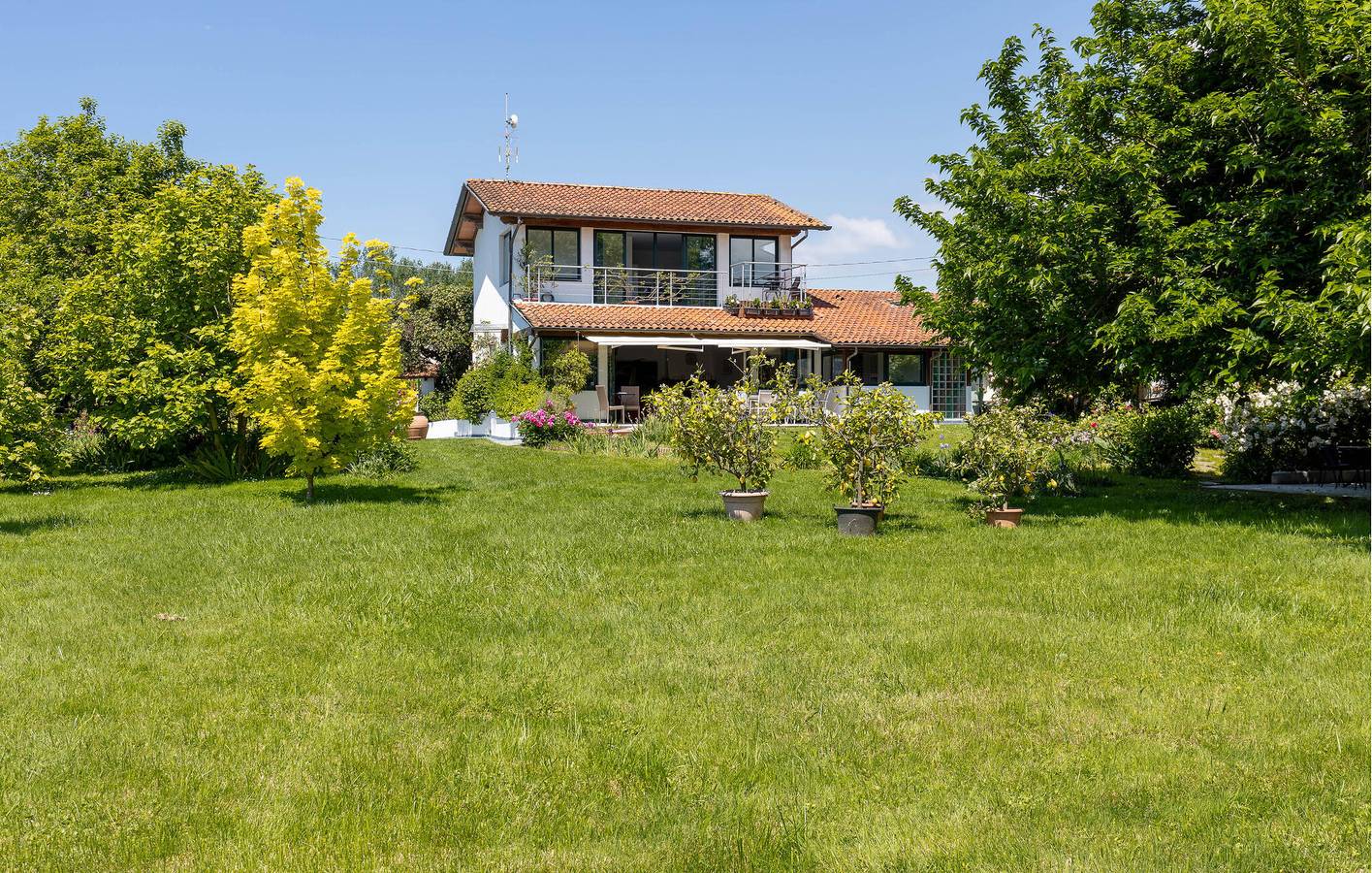 Sunny Oasis Wohnung mit Pool, Garage & Garten - 2.5km von Bagno La Fortuna in Pietrasanta, Italienische Riviera