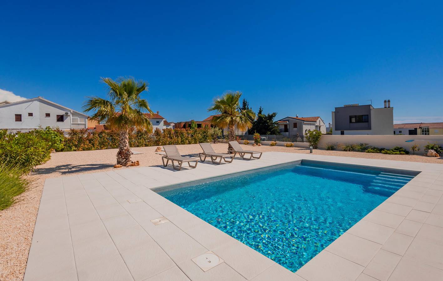 Reizendes Apartment mit Meerblick, Pool, Terrasse und WLAN – 1 km vom Strand entfernt in Vodice, Šibenik-Knin
