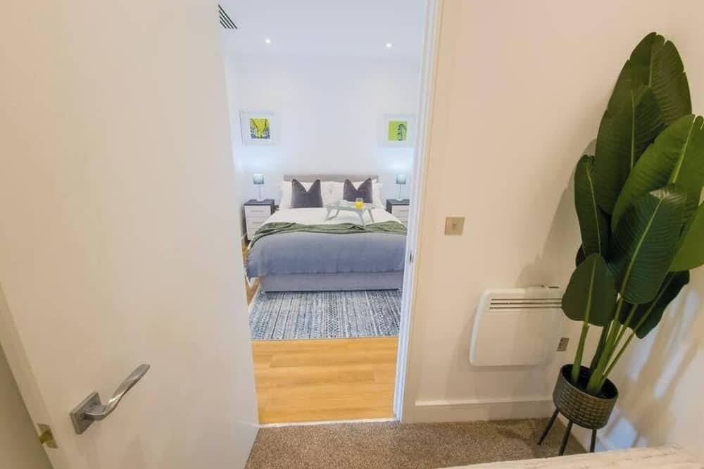Entire apartment, Page 256 By Ja'Mo With King Bed And Free Parking in Slough, Berkshire