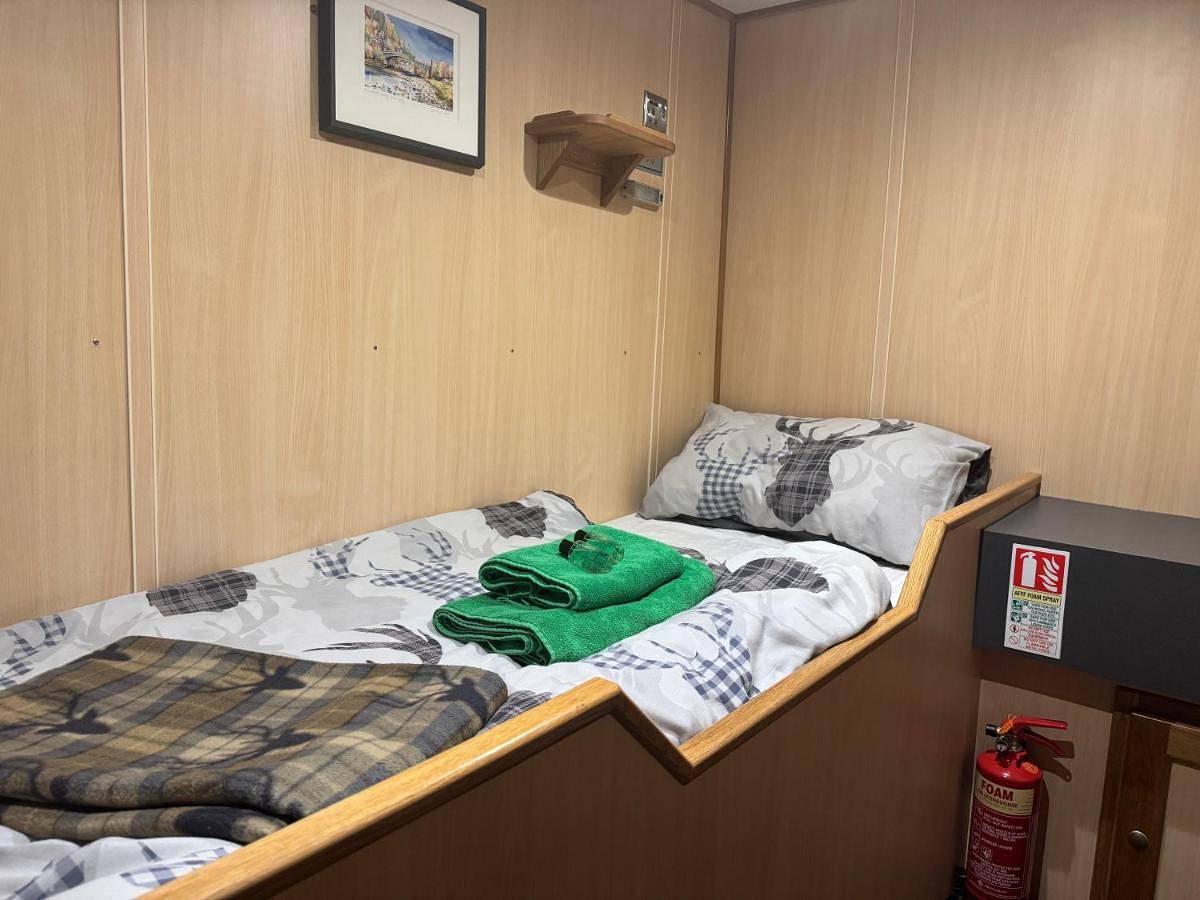 Nova Spero Boat & Breakfast - Caledonian Canal in Nevis Range, Fort William