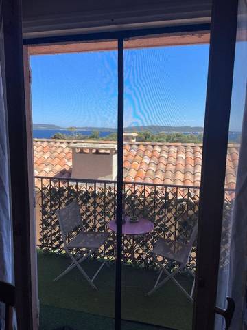 Gîte pour 4 personnes, avec vue ainsi que piscine et terrasse, animaux acceptés dans Plage Du Pradeau