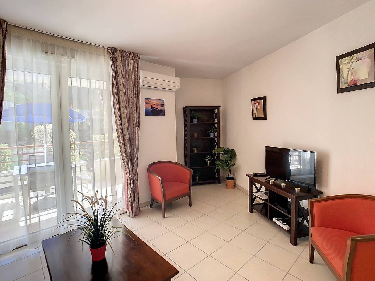 Entire apartment, Cozy F2 Apartment, A/C, Terrace, Parking, Near Center and Thermal Baths in Lamalou-les-Bains in Lamalou-les-Bains, Béziers region