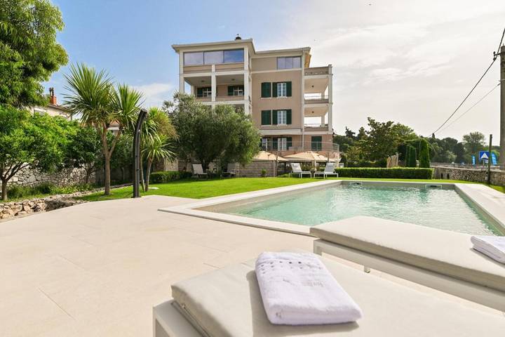 B&b per 6 persone, con giardino e piscina nonché panorama a Zara