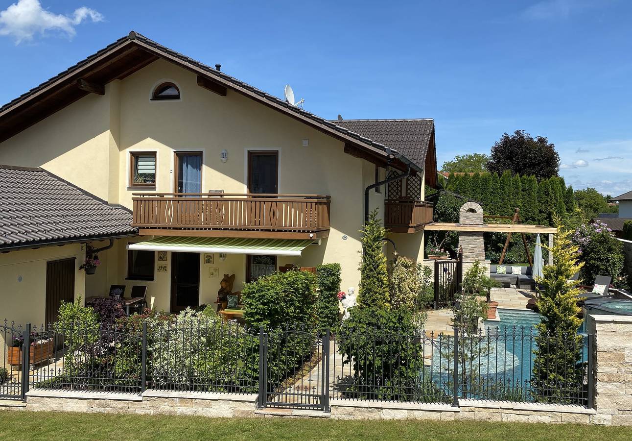 Entire holiday apartment, Alpenappartement Traumzeit - Modernes Alpenappartement Traumzeit, 83 qm, mit überdachter Terrasse in Bernau am Chiemsee, Chiemsee