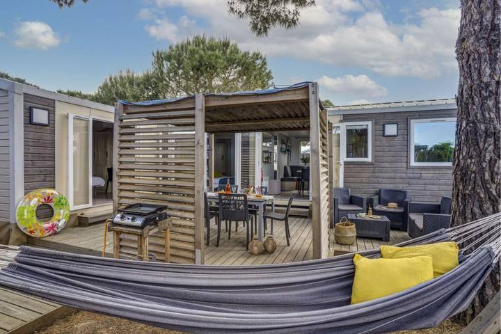Camping pour 7 personnes, avec jardin ainsi que terrasse et piscine, adapté aux familles à Portiragnes
