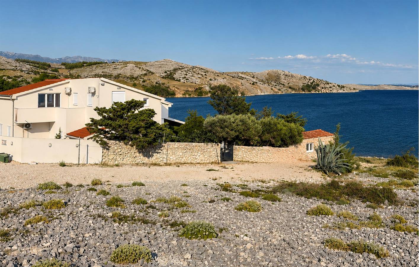 Ganze Ferienwohnung, Gemütliche Ferienwohnung mit Meerblick, Terrasse und Parkplatz, 800 m vom Strand entfernt in Pag