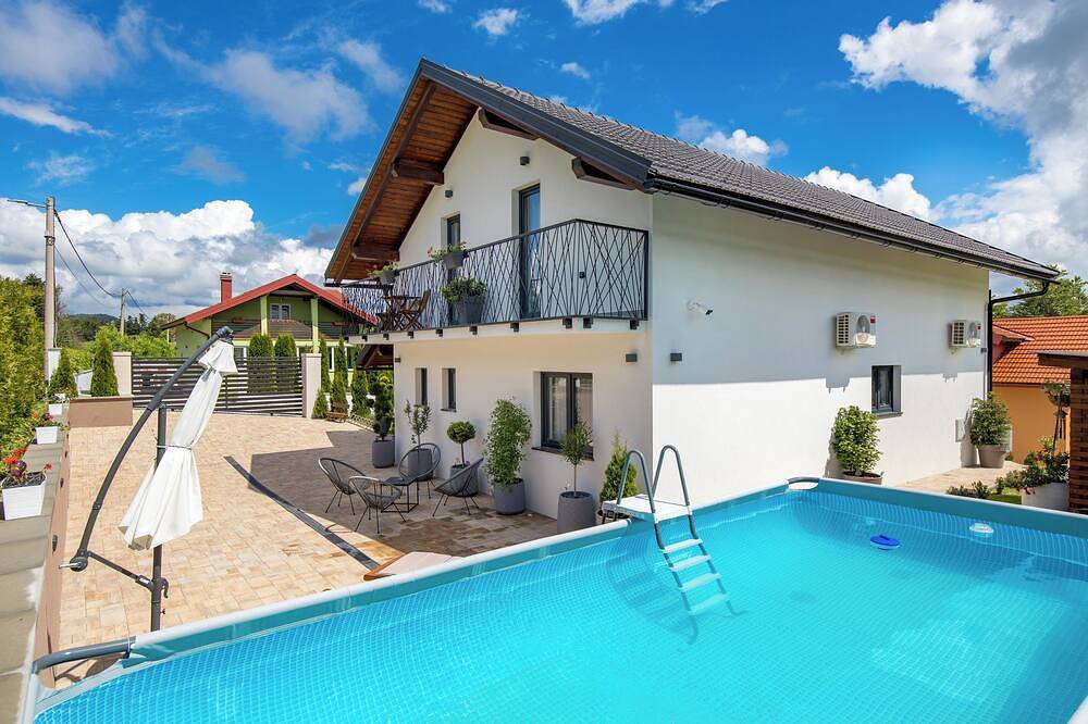 Villa \"Bajer\" with 5 bedrooms and wellness with jacuzzi, and outside pool. in Fuzine, Primorje-Gorski Kotar