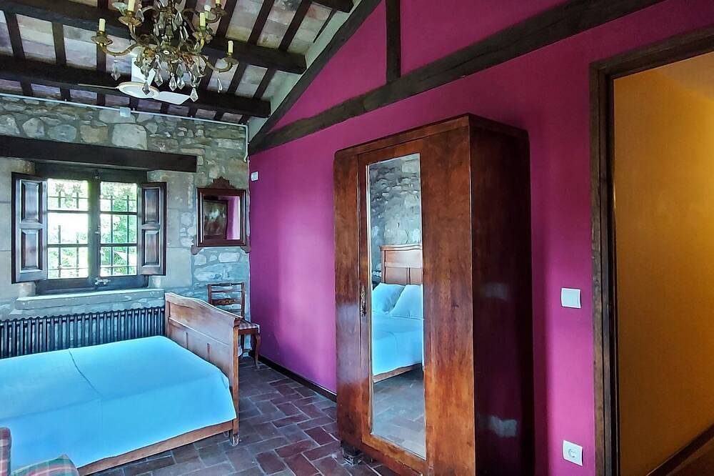 Castillo medieval S.X in Ripoll, Pirineo Catalan