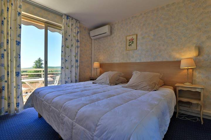 Hôtel pour 3 personnes, avec jardin, animaux acceptés à Saint-Vallier-de-Thiey - 2