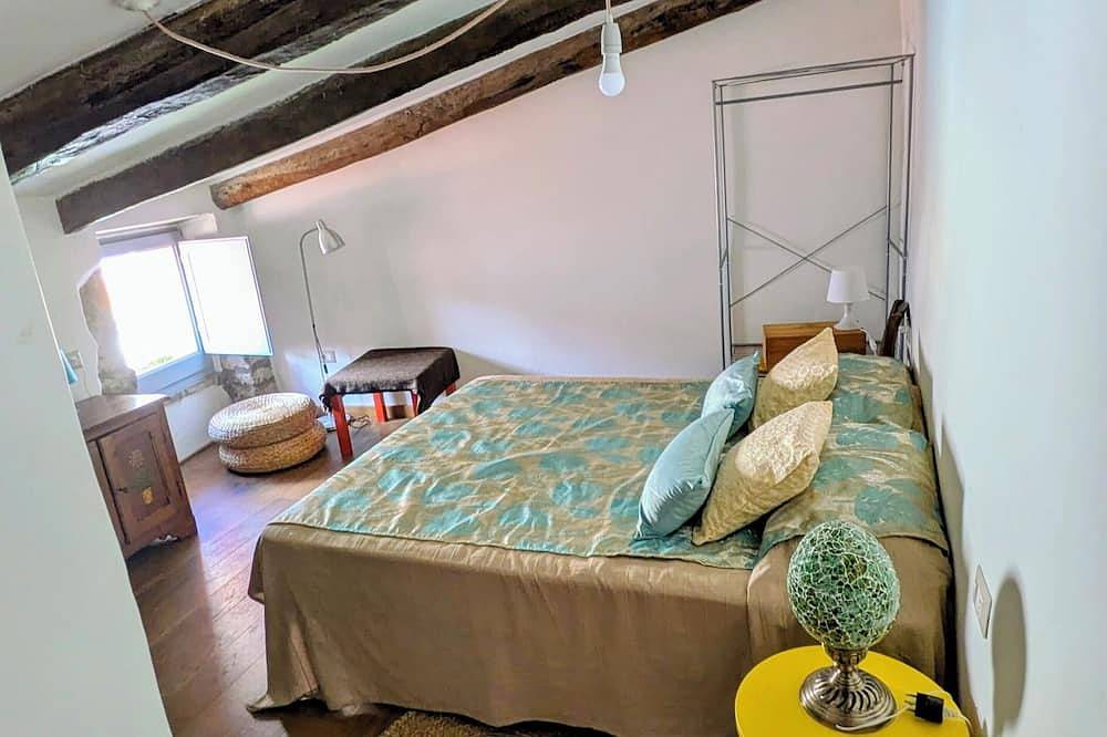 Spacious 6-bedroom house in enchanting Bosa with professional kitchen, A/C in Bosa, Planargia