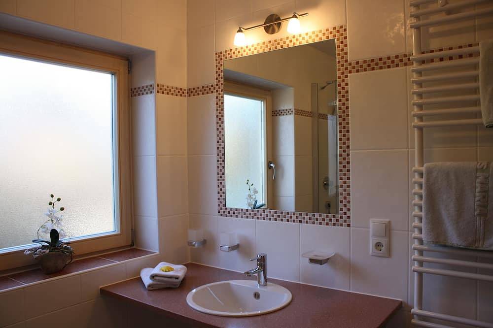 Entire apartment, Very quiet, central and sunny location with mountain views, 300 m to the center in Rottach-Egern, Bavarian Alps