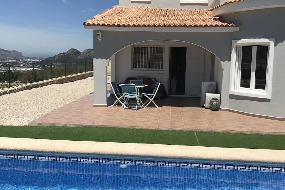 Villa moderna con excelentes vistas, orientación sur con piscina y aire acondicionado. in Gata de Gorgos, Costa Blanca