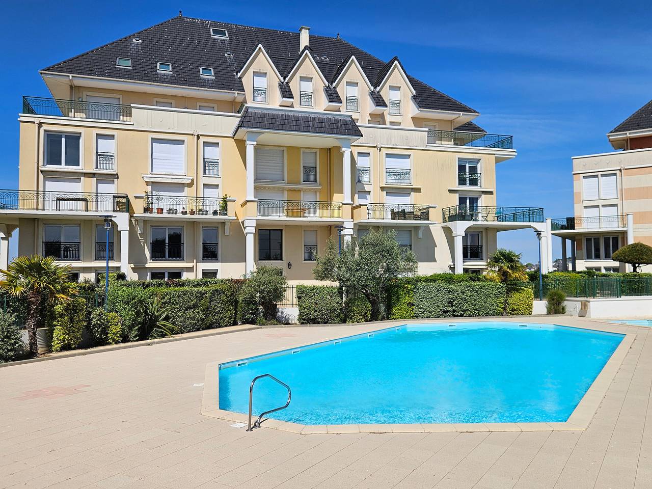 Entire apartment, 4-room duplex with pool, garden and parking in Dives-sur-Mer in Dives-sur-Mer, Lisieux region