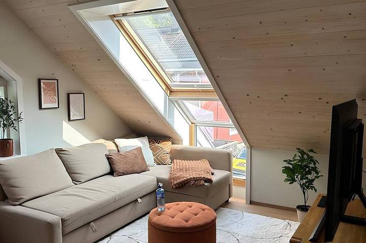 Ganze Wohnung, Charming attic apartment by the sea - with fireplace and cozy living room in Røyken