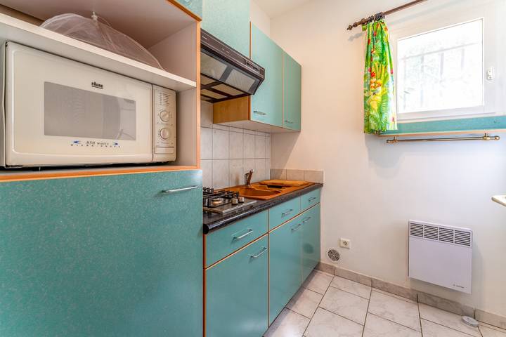 Entire studio, Apartment 'Villabrix Near Uzès' with Wi-Fi in Vallabrix, Nimes region