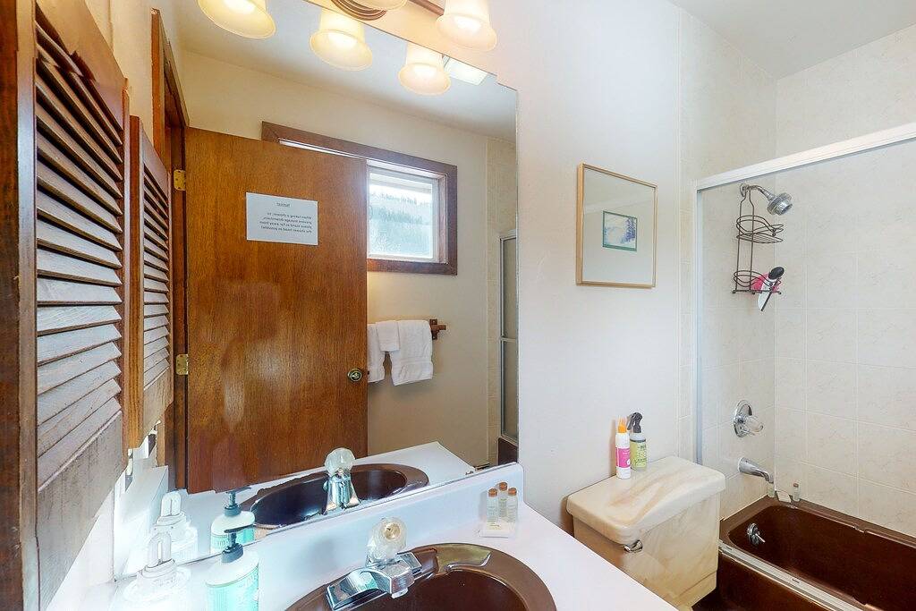 Luxe Mountain-View Escape on Golf Course w/ Fireplace, Garage, Internet & W/D in Eagle-Vail, Beaver Creek