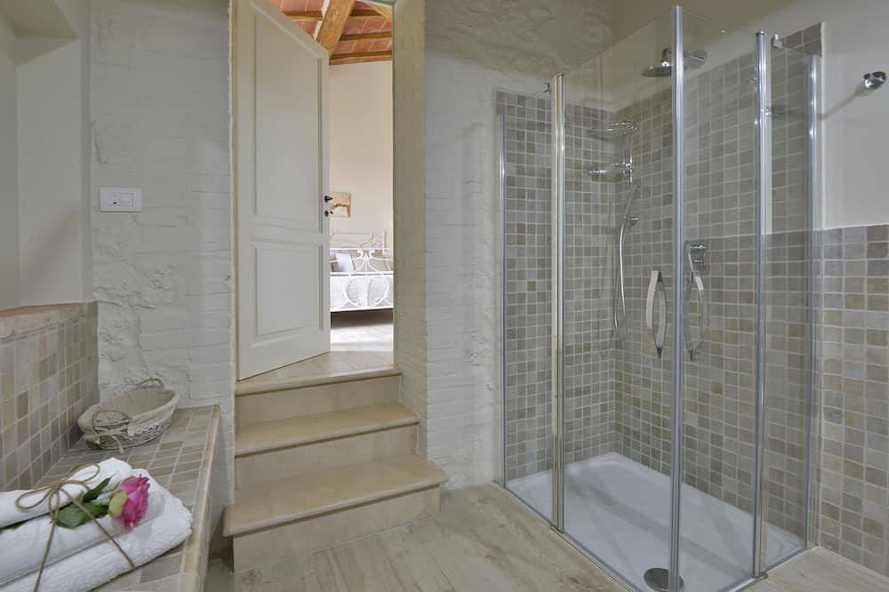 Fienile: luxury countryside villa, shared pool, ideal base to discover Tuscany in Siena, Siena Province