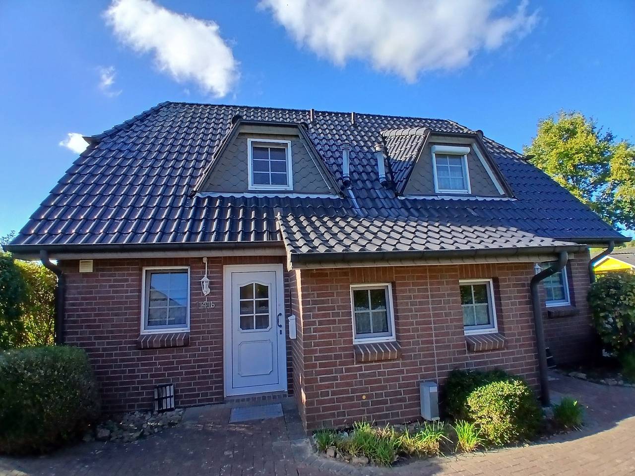 Holiday Home 'Ferienhaushälfte Hahn' with Private Terrace, Shared Garden and Wi-Fi in Otterndorf, Cuxland