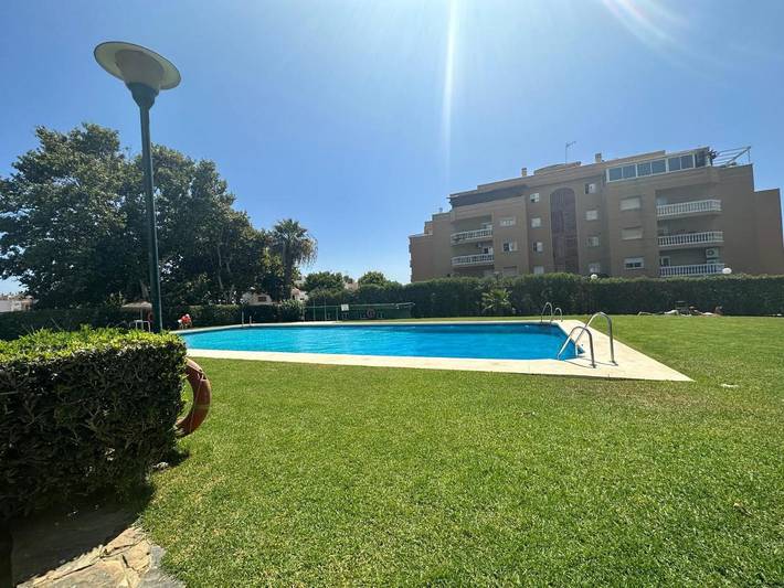 Apartamento para 4 personas, con vistas además de piscina y jardín en Churriana