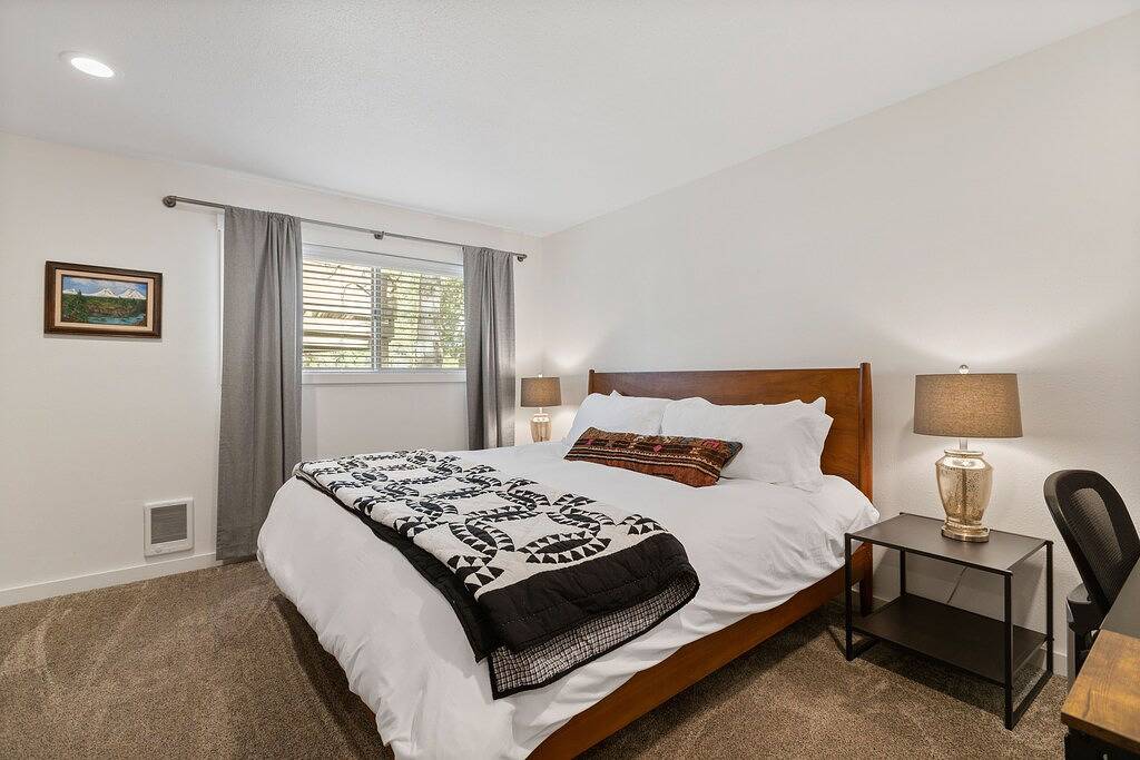 Walk to Village, Sharc Passes, Air Conditioning, King Bed, Bikes in Sunriver, Deschutes County