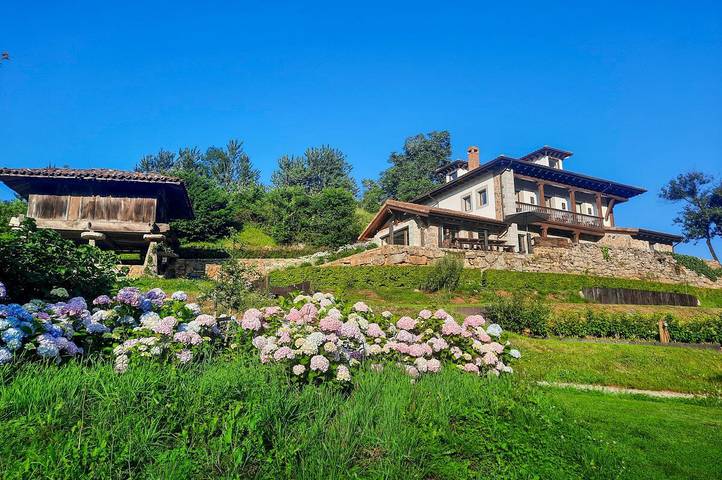Chalet para 10 personas, con jardín además de terraza y sauna en Comarca de Oriente