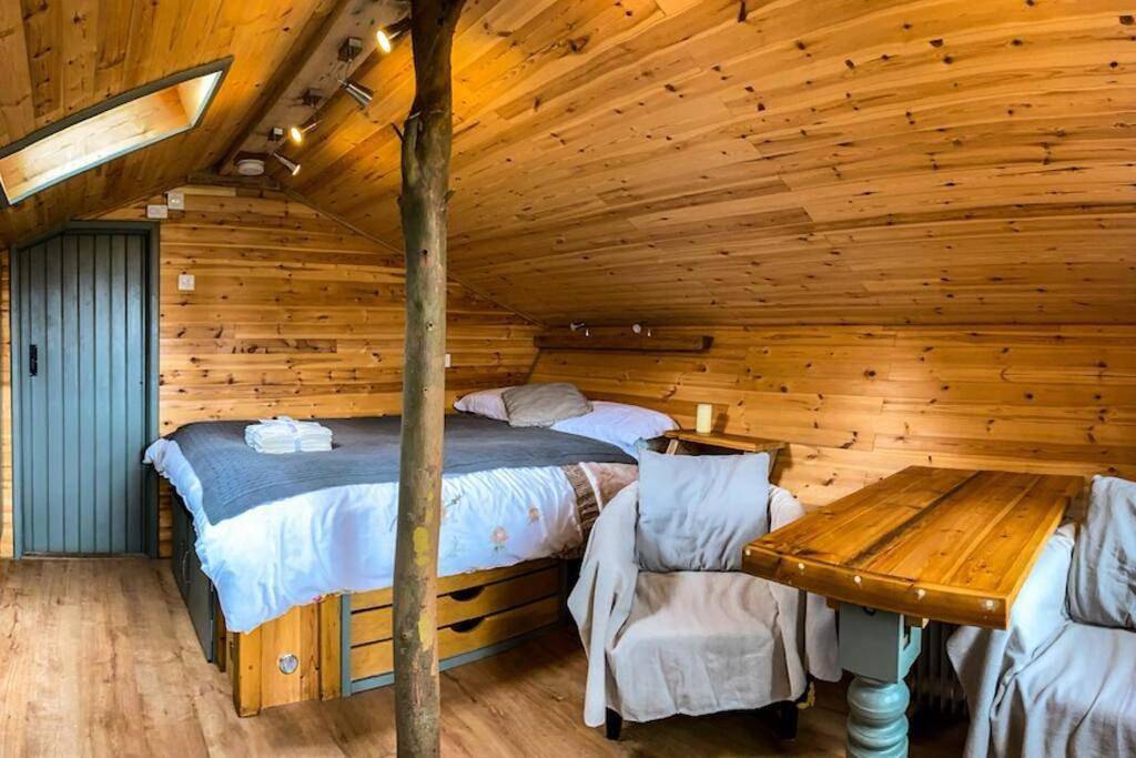 Wooden tiny house Glamping cabin with hot tub 1 in Sherwood Forest, Nottinghamshire