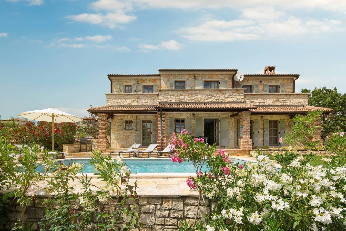 Rustic Villa Rubus with a pool in Istri, panoramic view, pet friendly, quite area, family, private parking, terrace, fancy yard in Sveti Lovreč Pazenatički, Centraal Istrië