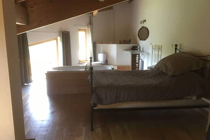 Location de vacances pour 14 personnes, avec jardin ainsi que jacuzzi et terrasse à Saint-Julien-Molin-Molette - 2