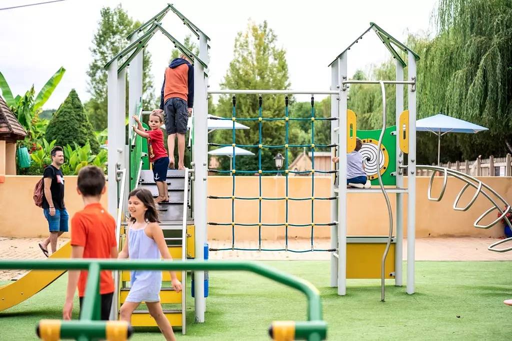 Neu 2023! Mobilheim Louisiane 32 m² – Im Herzen eines Premium-Stellplatzes! 2 Schlafzimmer – Große Terrasse 4 Personen in Marcillac-Saint-Quentin, Périgord Noir