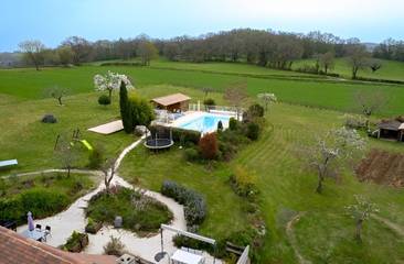 Gîte pour 7 personnes, avec piscine ainsi que terrasse et jardin à Payrac