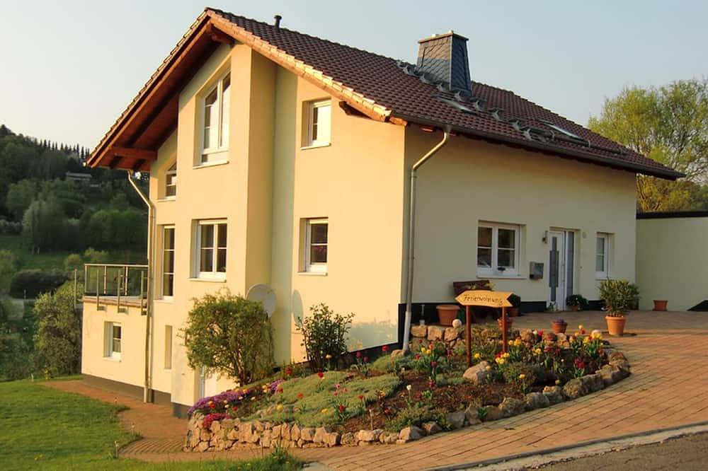 Entire apartment, Small vacation apartment (65m²) with \"beautiful view\" Garden with playground in Waldeck, Waldecker Land