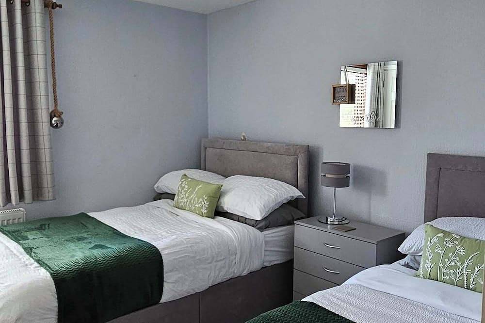 Lakeside Lodge with 6 berth hot tub and private fishing peg in Tattershall, Lincolnshire