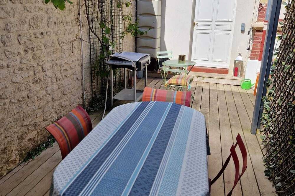 Charming cottage with terrace and garden view, 500 m from the beach. in Ouistreham, Caen und Umgebung