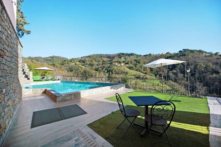 Casa vacacional "Baia di Campo" con piscina compartida, jardín privado y Wi-Fi in Campomorone, Val Polcevera
