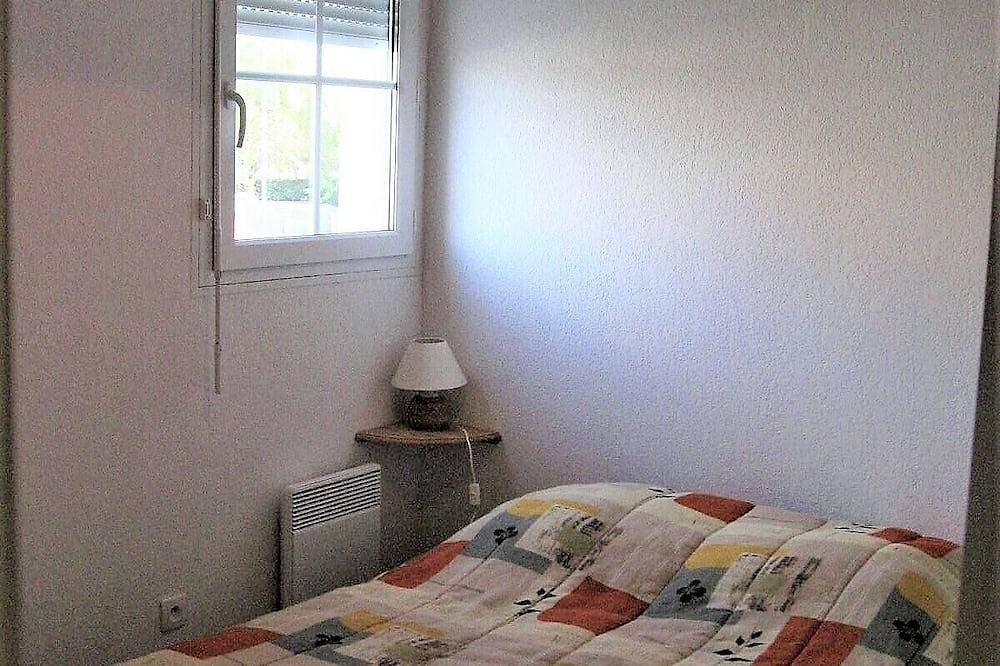Ganze Wohnung, Spacious apartment with terrace and pool 5' walk from the beach in Narbonne Plage, Narbonne