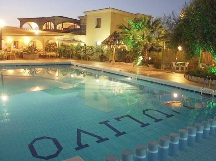 Appartamento per 3 persone, con piscina per bambini e idromassaggio nonché giardino e piscina in Girasole
