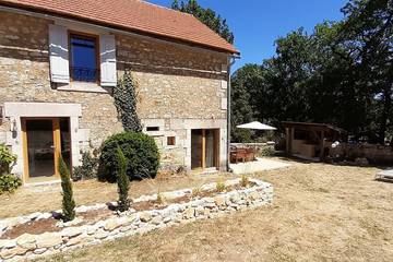 Location de vacances pour 6 personnes, avec terrasse ainsi que piscine et jardin à Azerat