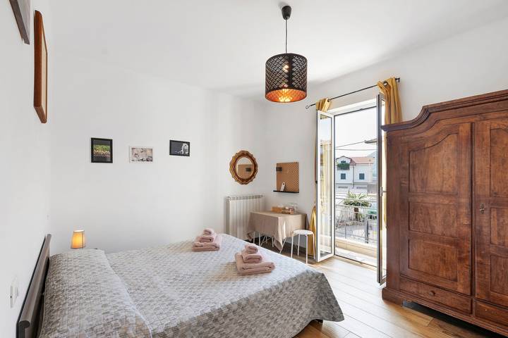 Room 'Leone' with Mountain View, Wi-Fi and Air Conditioning in Albenga, Riviera di Ponente