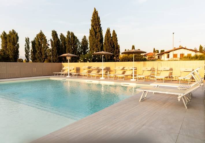 Appartamento intero, Appartamento Ortensia - Trilocale Economy con piscina condivisa, Wi-Fi e aria condizionata in Colombare, Sirmione