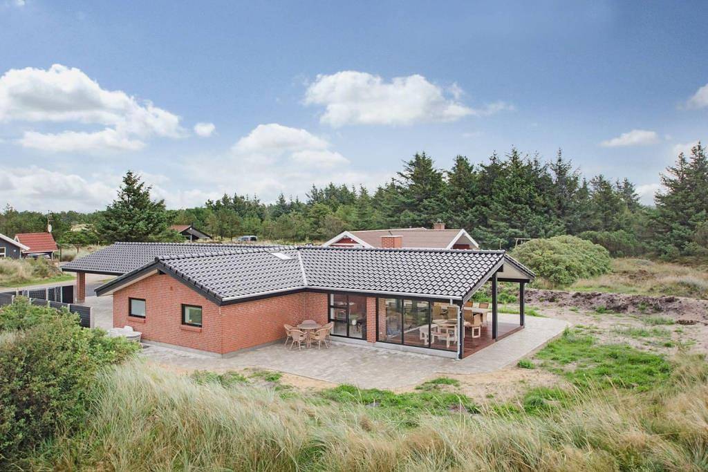 Lækkert og smagfuld indrettet feriehus med flisebelagt boldbane og stor overdækket terrasse in Henne, Filsø See