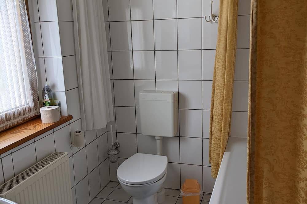 Ganze Wohnung, Quietly located holiday home with a natural garden, 500m from the lake and the forest in Templin, Barnimerland Region
