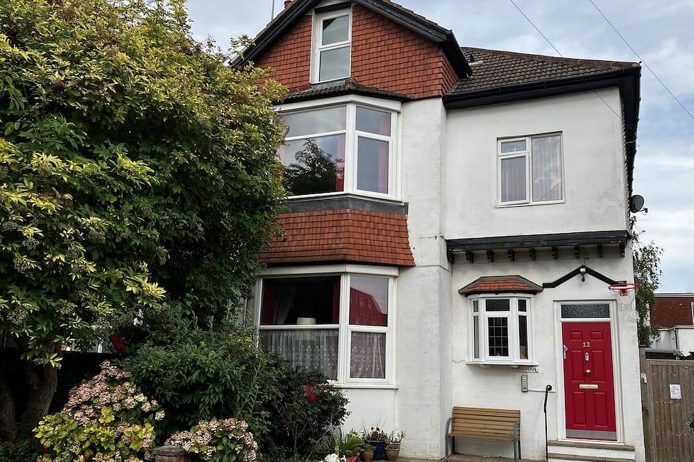 Sylvian, pet friendly, country holiday cottage in Bexhill-On-Sea in Bexhill, East Sussex