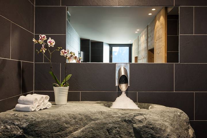 Chambre pour 2 personnes, avec Balcon et Terrasse ainsi que Jacuzzi et Sauna à Champéry
